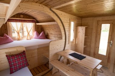 Barrel-shaped cabin for families